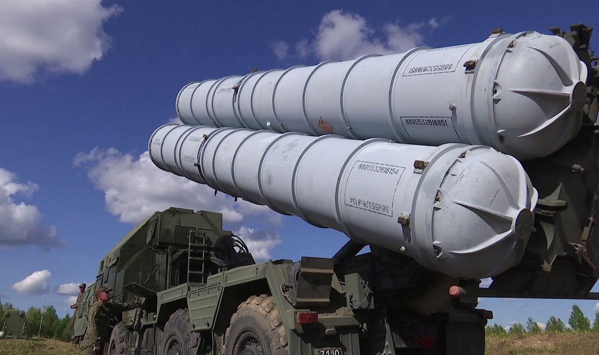 VIIMANEGI VARU SÕTTA: Just sellised S-300 raketisüsteemid liikusid Peterburist Ukrainasse.