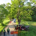 ФОТО: В Йыгевамаа Chrysler въехал в дерево, водитель погиб