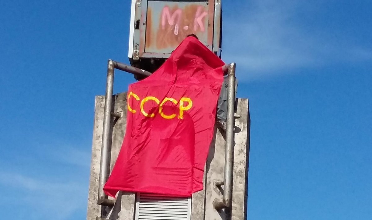 Nõukogude Liidu sümboolikaga lipp reedel (15.04) Pärnus endise Mai kino juures asuval tornil