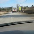LUGEJA VIDEO: Farmi kaubaauto kihutab asula piirkonnas nii, et tolmas!
