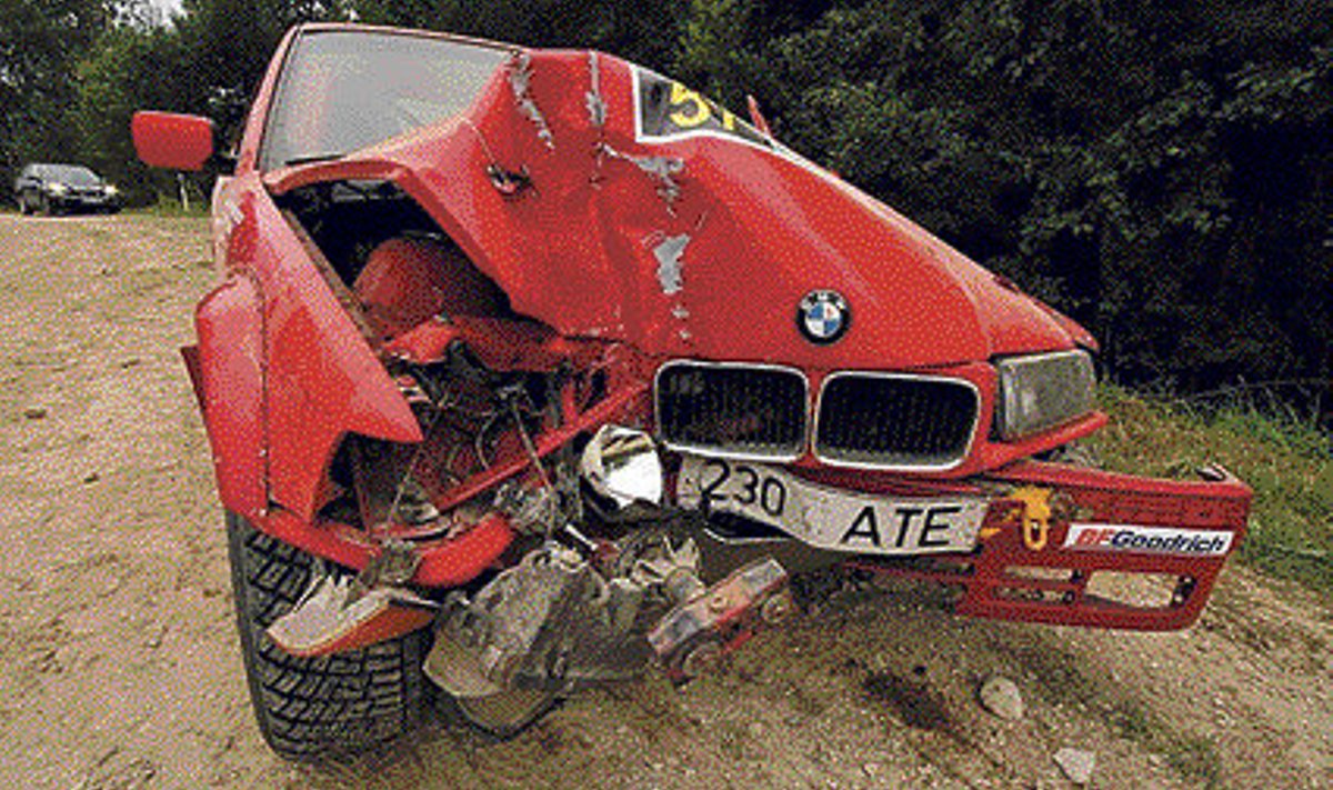 Kaks nädalat tagasi kihutas Lõugas Rapla ralli uue punasel BMW-ga. Paraku ebaõnnestunult. 
Alumisel pildil püsib Lõugas veel rajal.