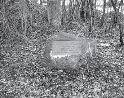 Mälestuskivi Märjamaal Veski tänava ääres, millel on ka Tõnis Ervini nimi.