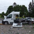 ВИДЕО И ФОТО | Поезд Нарва — Таллинн столкнулся на переезде с фургоном. Пострадали двое