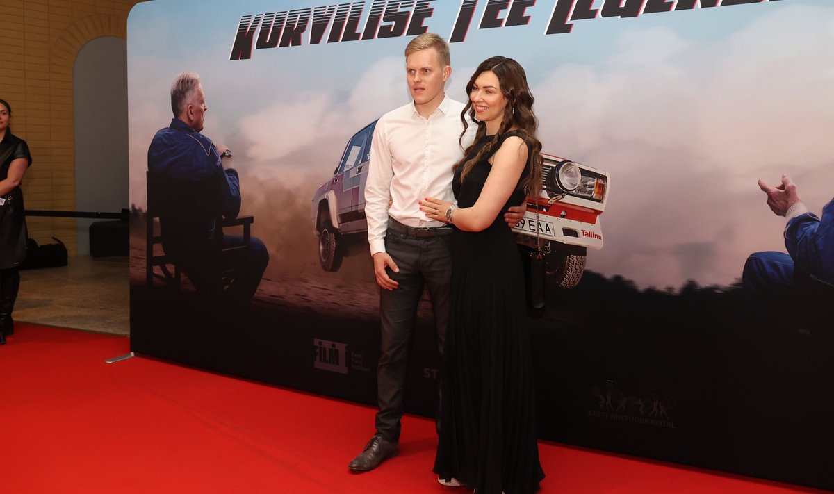 Ott Tänak koos abikaasa Janikaga „Kurvilise tee legendid“ esilinastusel.
