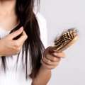 Salgud kammil ja kaugenev juuksepiir? Arsti soovitused, kuidas naistel juuste väljalangemist peatada
