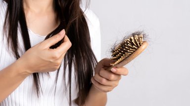Salgud kammil ja kaugenev juuksepiir? Arsti soovitused, kuidas naistel juuste väljalangemist peatada
