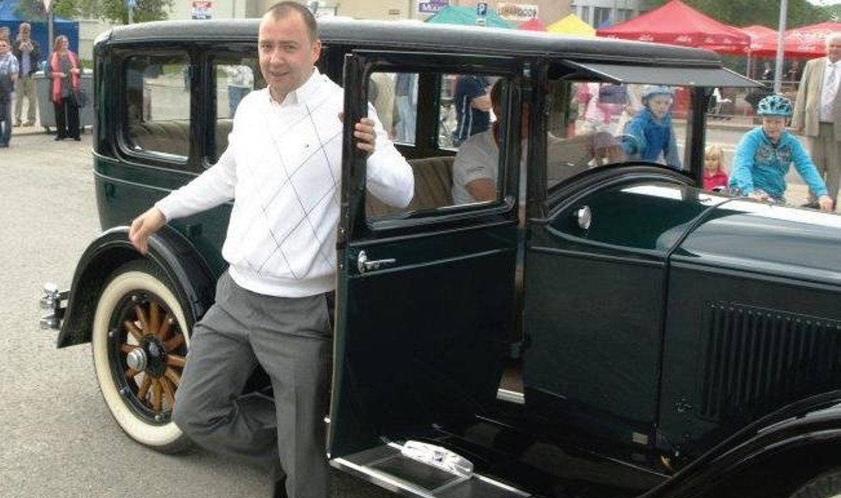 Linnapea Tanel Mõistus saabus linna päeva avama Laitse Rallipargi unikaalse vana autoga