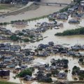 Jaapani lõunasaart tabasid ulatuslikud üleujutused, mis uhtusid vette hooneid, nõudes mitmeid elusid