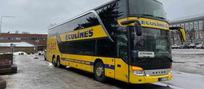 Автобус компании Ecolines ждет своих пассажиров на Петровской площади