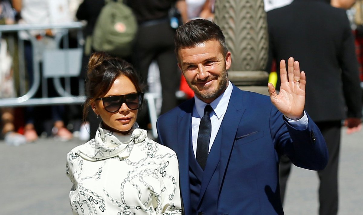 Victoria ja tema abikaasa, jalgpallilegend David Beckham tänavu juunis pulmas. Victoria ketimustrilisele kleidile annavad iseloomu erkroosad kingad. Alla põlve ulatuv naiselik kleidipikkus on selle hooaja hitt.
