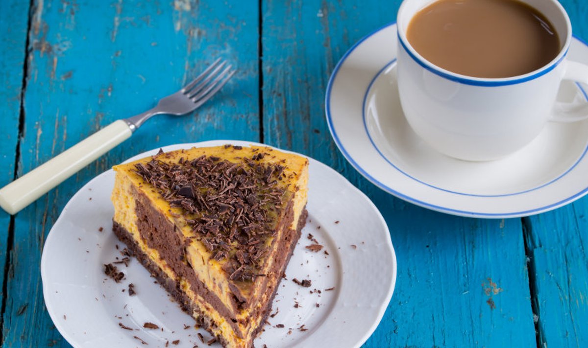 Selle koogi teeb kollaseks just meie loo peakangelane kõrvits.  Šokolaadihelbed sobivad ni värvi kui ka maitse poolest.