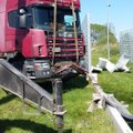 ФОТО: В Тарту грузовик протаранил забор тюрьмы