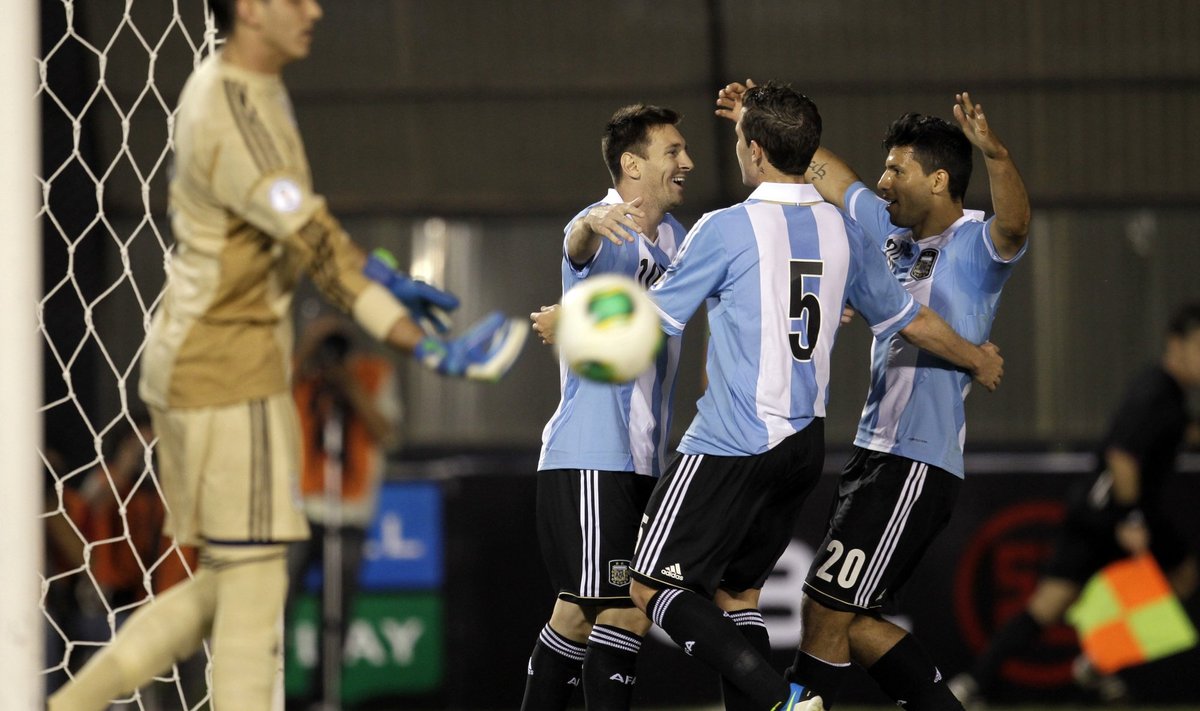 Argentina koondislased tähistavad väravat