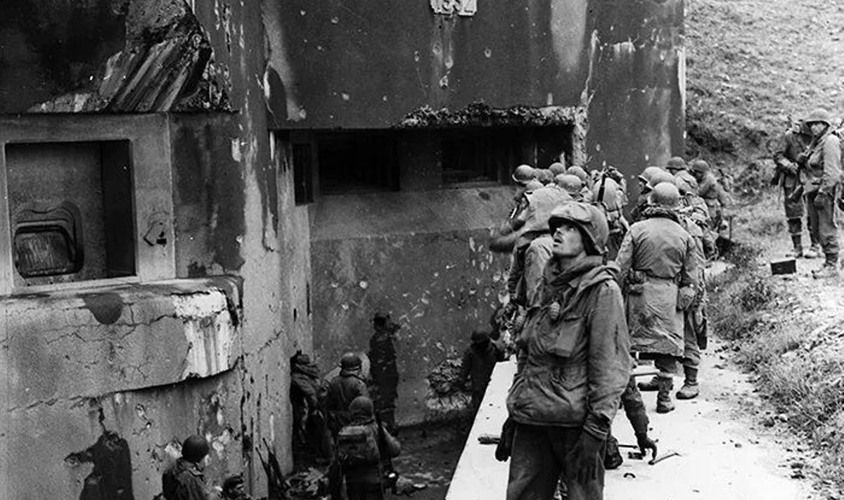 Ameerika vägede võitlejad uurivad 1944. aastal mahajäetud Maginot’ liini.