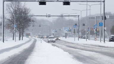 Päev liikluses: lumevalli tõttu juhitavuse kaotanud Dacia põhjustas liiklusõnnetuse