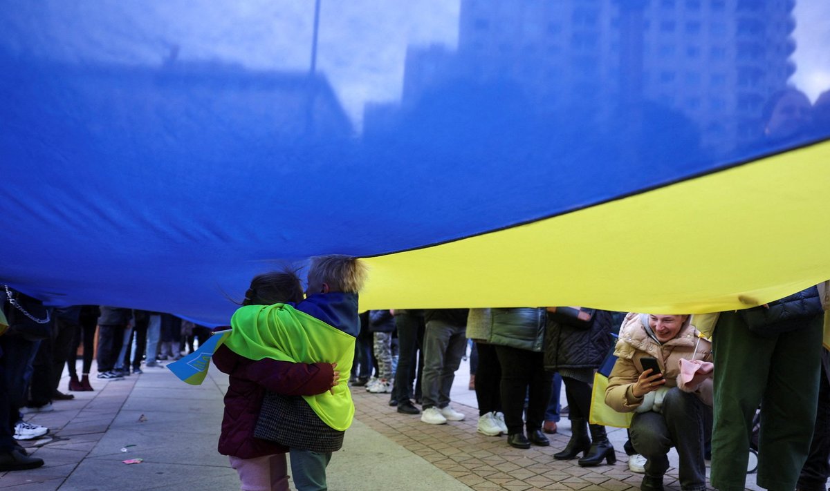 Lapsed Ukraina lipu all Madridis toimunud meeleavaldusel, millega tähistati Venemaa täiemahulise sissetungi teist aastapäeva.