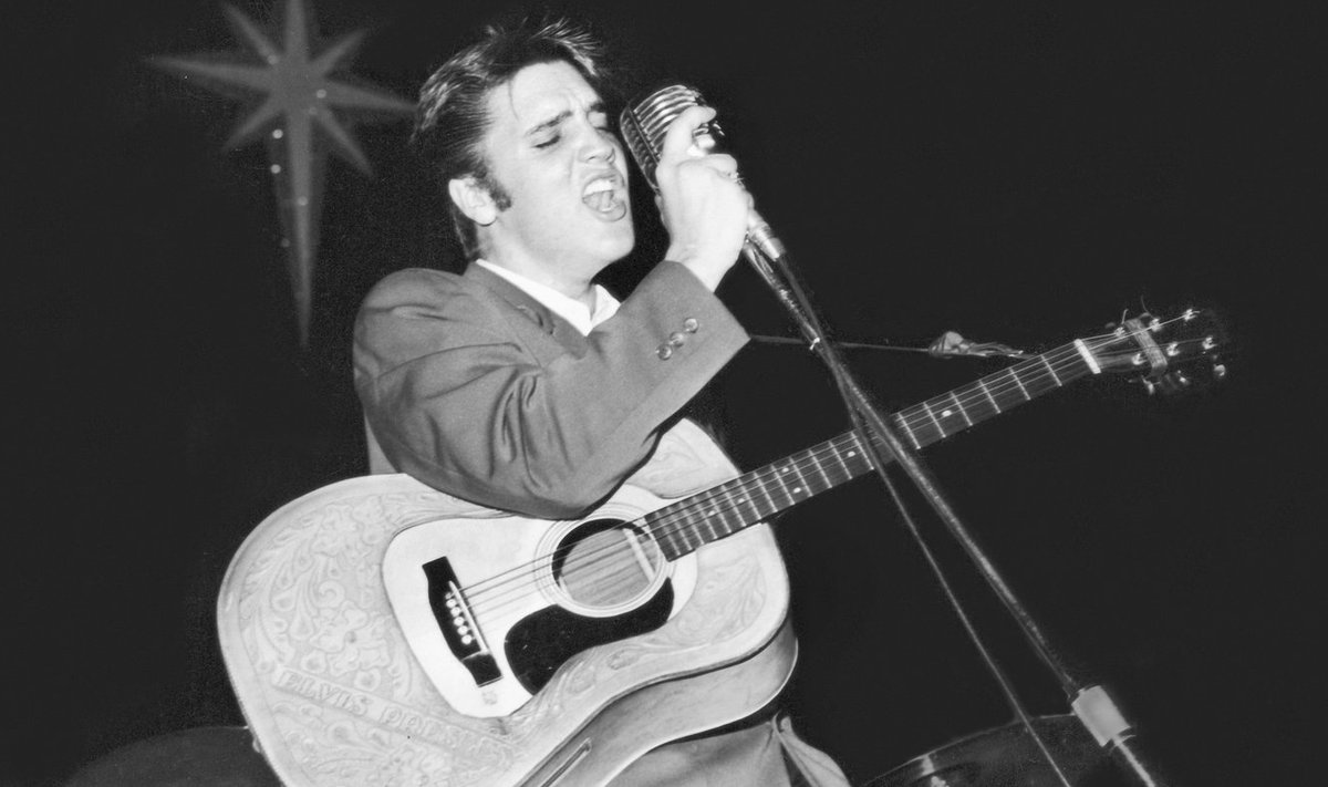 Elvis ja tema seksikad puusanõksud hullutasid miljoneid. Foto on tehtud Elvise tähelennu hakul, 1956. aastal. 
