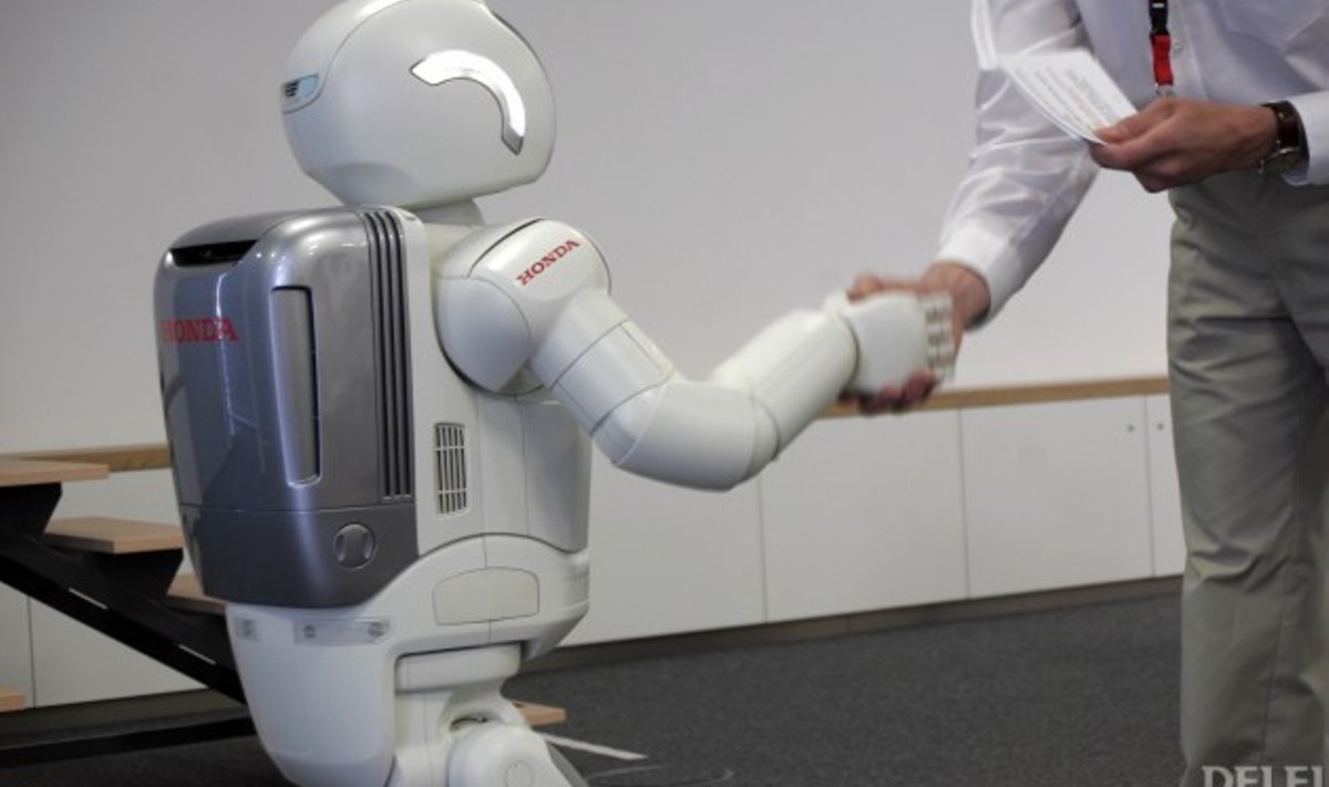 Inimrobot surub inimese kätt
