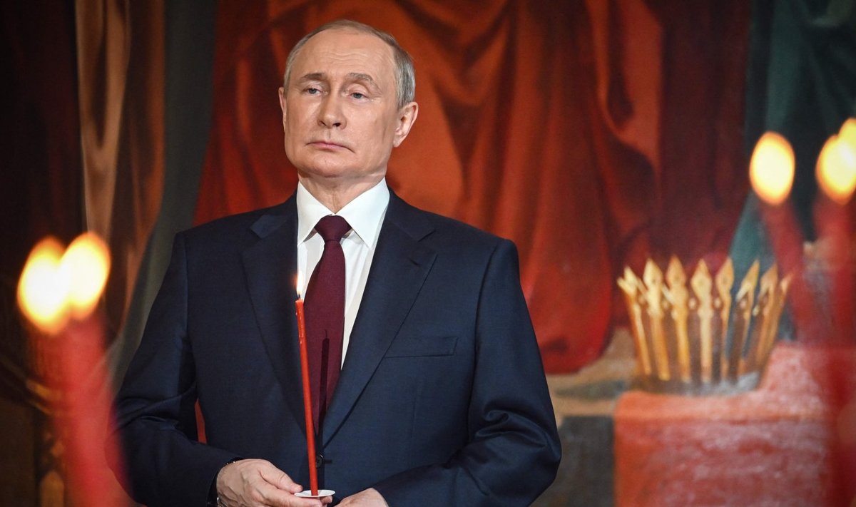 Vladimir Putin maalitud krooni taustal, mis hiljem skeptikutele juhtlõnga ulatas