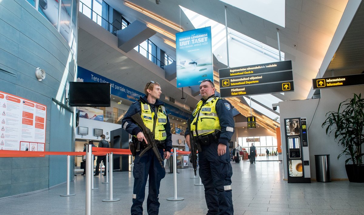 Tallinna lennujaamas patrullisid eile automaatidega relvastatud politseinikud.