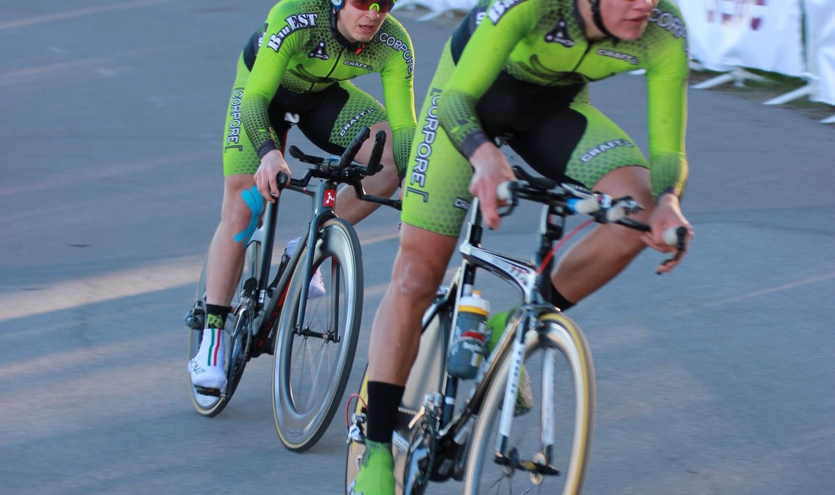 Mihkel Räim (vasakul) ja Endrik Puntso, jalgratas