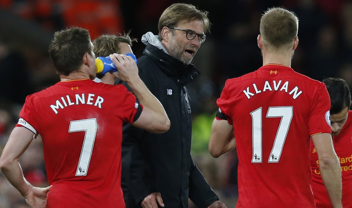 Liverpool manager Juergen Klopp speaks to Ragnar Klavan and James Milner during the game
