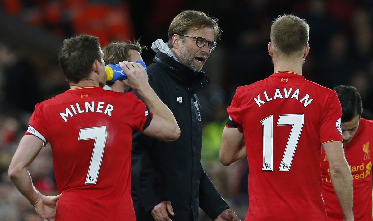 Liverpool manager Juergen Klopp speaks to Ragnar Klavan and James Milner during the game