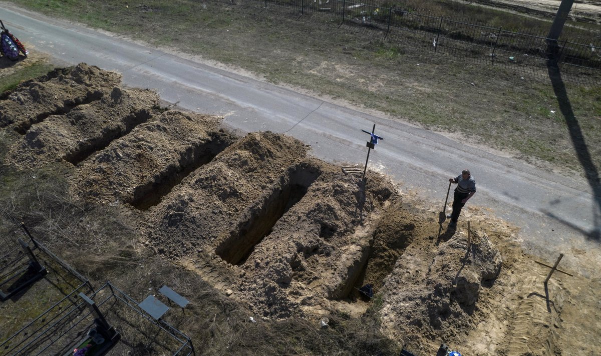 Ukraina hauakaevaja Butšas 14. aprillil. 