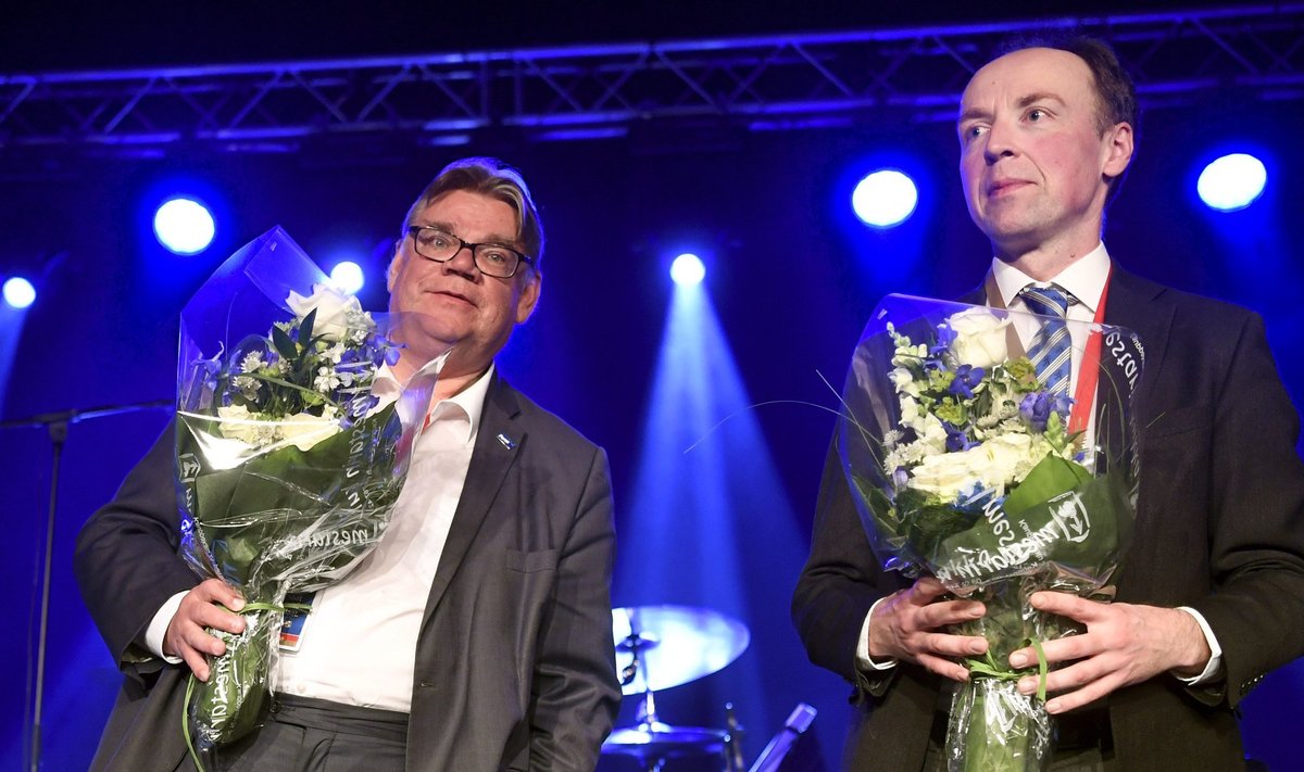Senine Põlissoomlaste esimees Timo Soini (vasakul) ja partei uus juht Jussi Halla-aho pärast erakonna juhi valimisi. Mingit keemiat nende kahe vahel küll pole.
