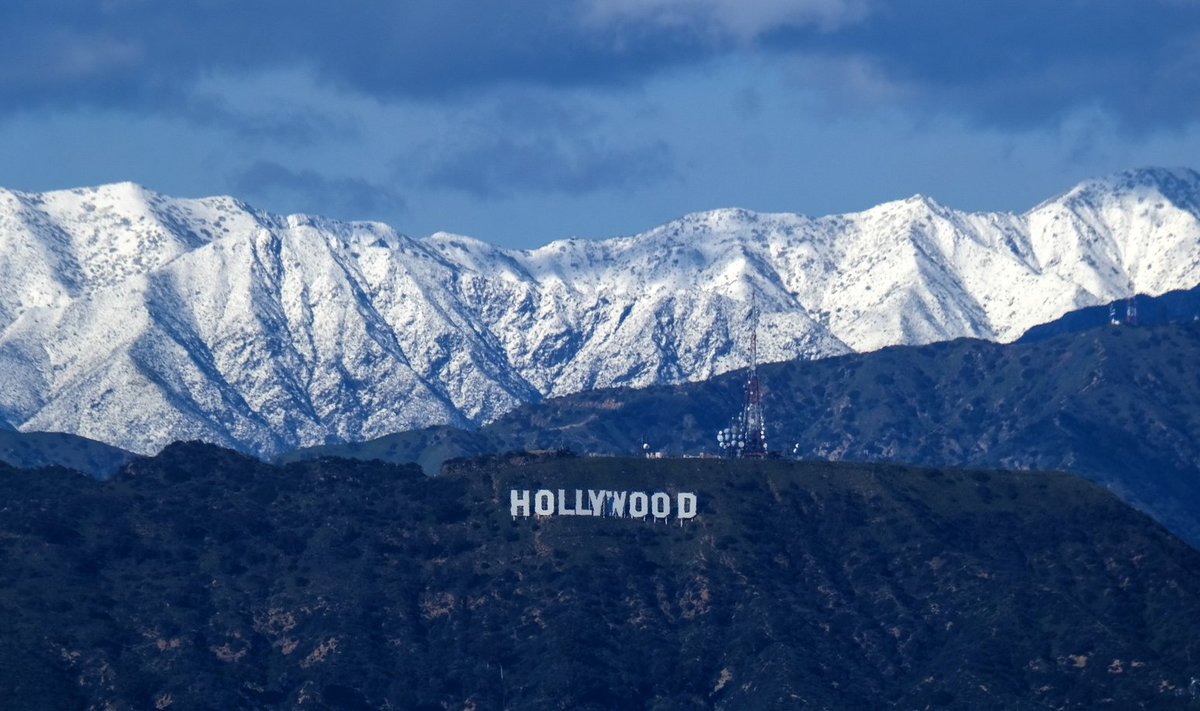 Mäestik kuulsa Hollywoodi sildi taga muutus lumiseks pärast haruldast lumetormi.