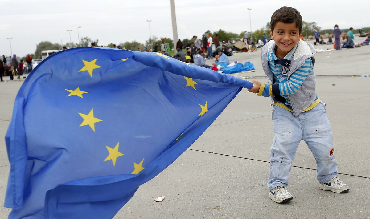 Euroopa Liidu lipp veel lehvib. Seda küll põgenikupoisi käes pärast Austriasse jõudmist. 