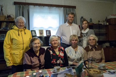 Külarahvas tuli kokku, et meenutada kivi ja lahingu lugu. Vasakult Valve Saat, Urve Sork, Helga Leesnurm, Ülle Tislar ja Ilse Maidla; seisavad Urmas Leesnurm ja Aimi Hõim.