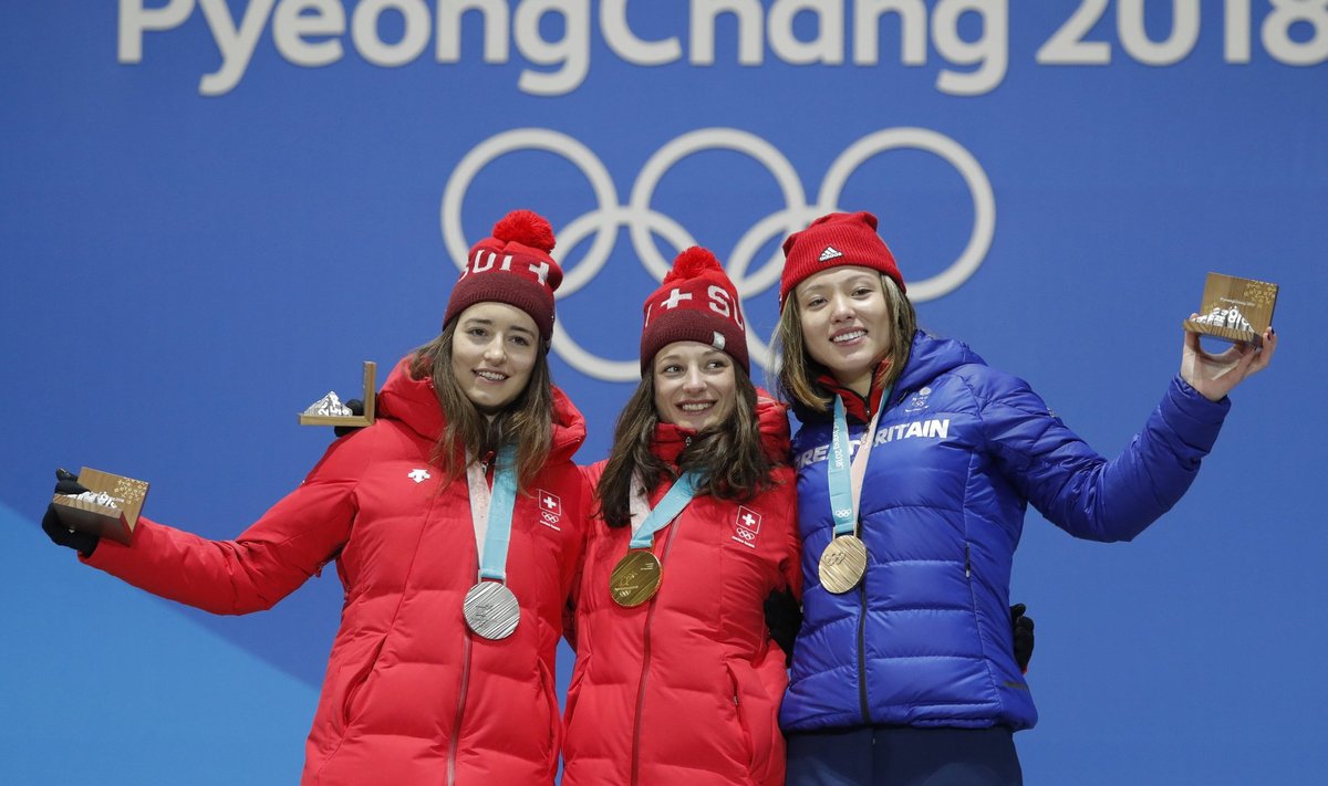 Kelly Sildaru puudumisel tõusis Pyeongchangis vigursuusatamise pargisõidus poodiumile Mathilde Gremaud (vasakult), Sarah Höfflin ja Isabel Atkin.