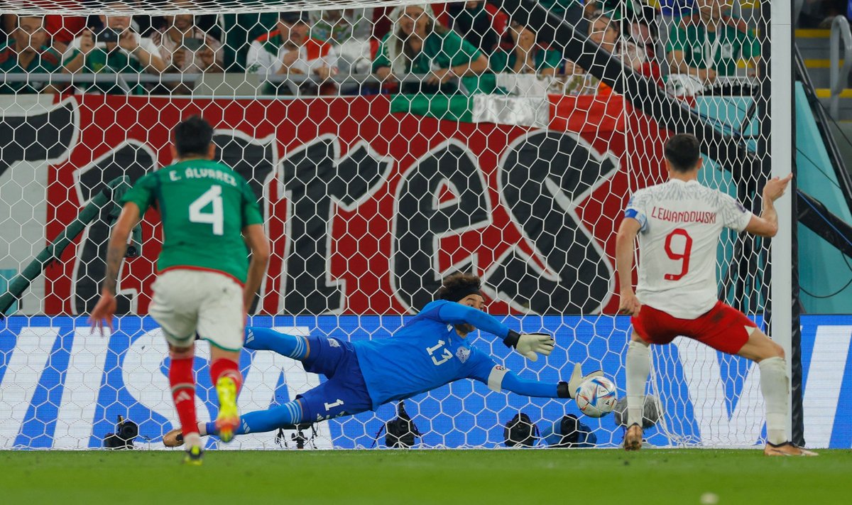 Guillermo Ochoa tõrjus Robert Lewandowski penalti.