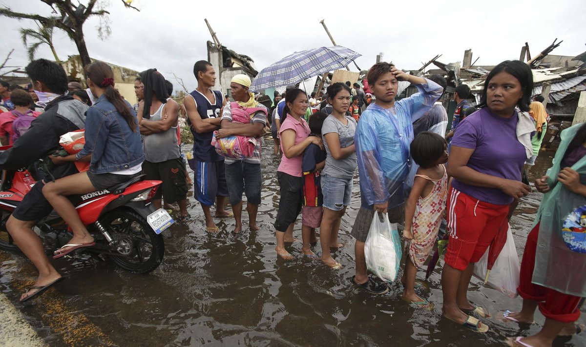 Filipiinidel taifuunis kodu kaotanud inimesed elavad telkides ja ootavad humanitaarabi