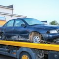 DELFI FOTOD SÜNDMUSKOHALT: Politsei ajas metsiku kiirusega kihutanud roolijoodikut 40 km taga, kuni "siil" purustas Audi rehvid
