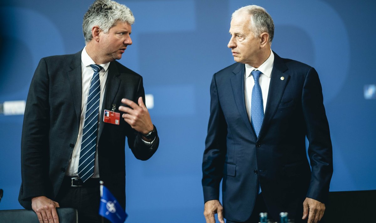 Stian Jenssen (vasakul, koos NATO asepeasekretäri Mircea Geoanăga) ärritas oma ettepanekuga ukrainlasi.