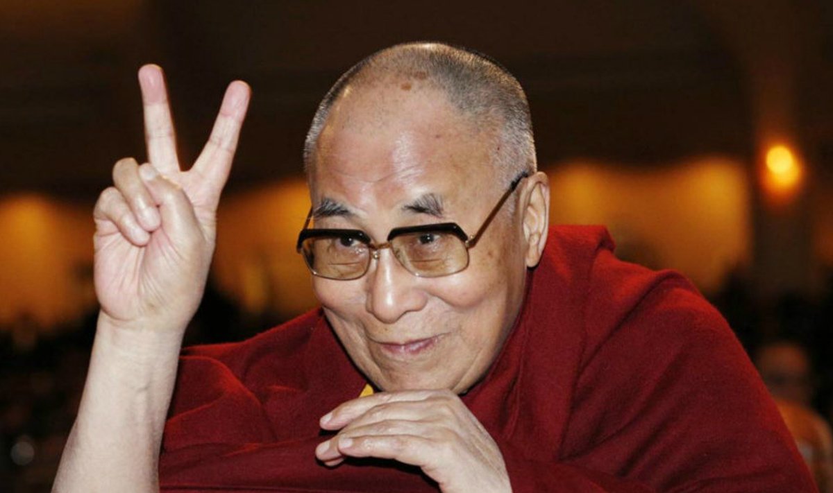 Tema Pühadus dalai-laama näitab rahumärki