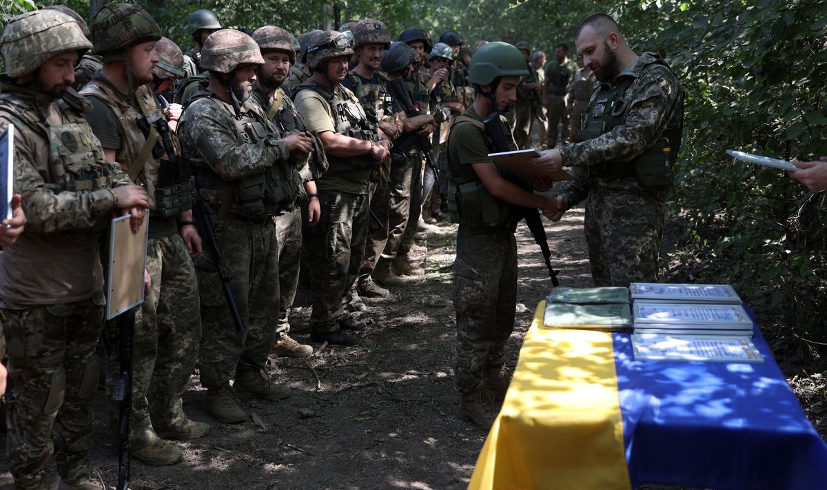 Ukraina sõdurite autasustamise tseremoonia Donetski oblasti rindejoone lähedal. Foto tehtud 15. augustil 2022.