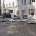 ФОТО | Сорванные штормом солнечные панели пробили крышу автомобиля