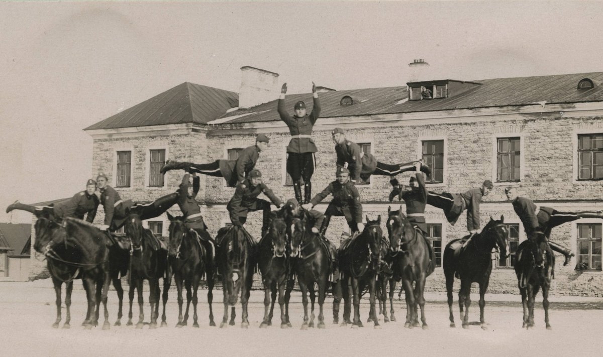 1920: sõdurid sõjaväemanöövrite käigus hobuste seljas püramiidi tegemas. Sellised võistlused ja muud taolised ettevõtmised oli üks viise, kuidas ratsaväge ja ratsutamist populaarsemaks muuta.