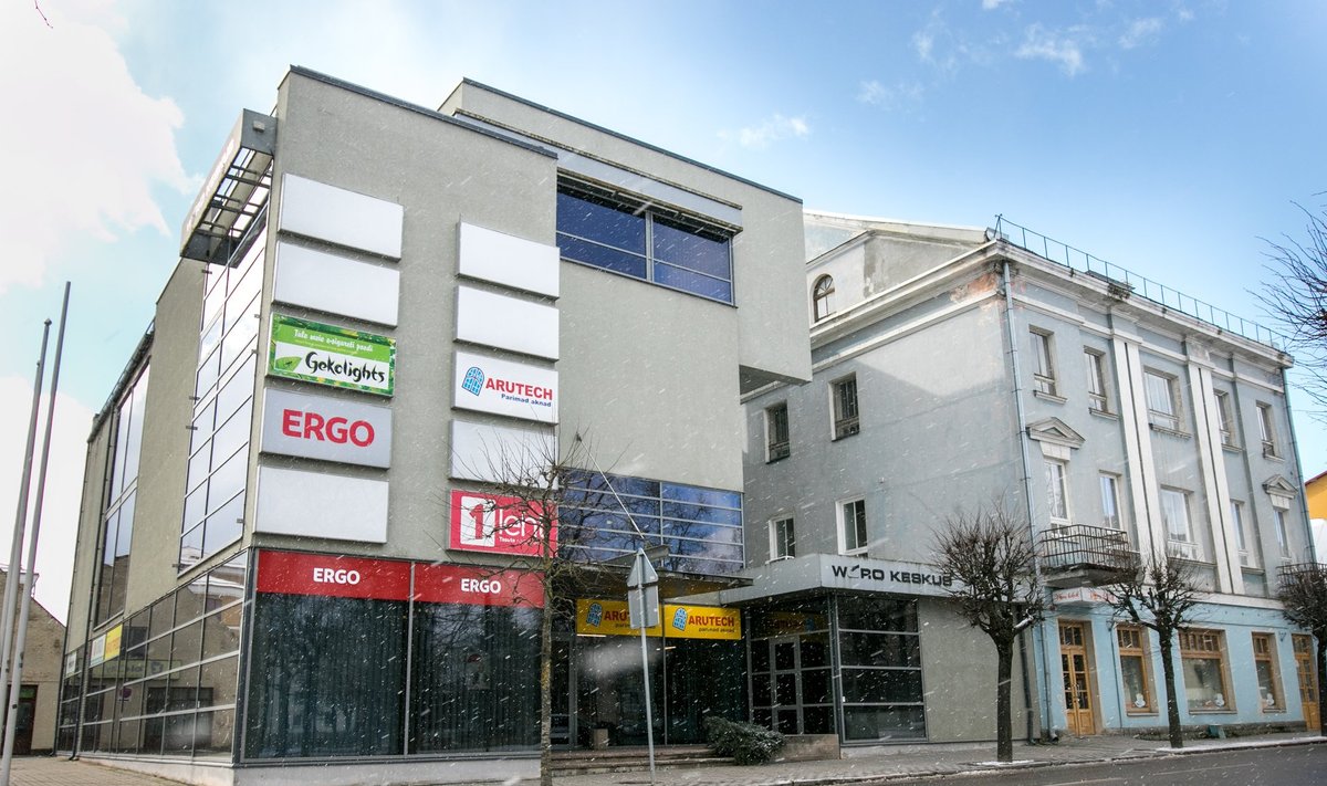 Wõro Kommerts sai õiguse ehitada Võrru Jüri tänavale neljakorruseline ärihoone (vasakul), mis varjab suuresti kõrval oleva kortermaja aknad (märgitud ala) päikese eest.