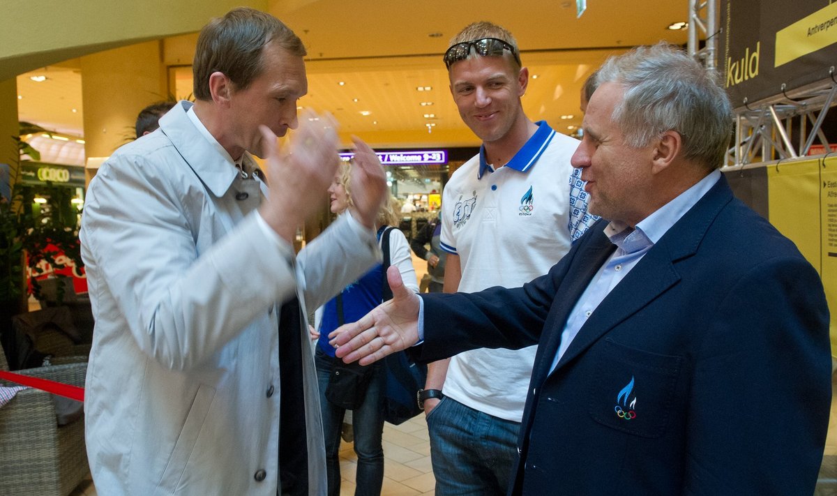 Jüri Jaanson (vasakul) ja Rein Kilk (paremal) arutasid Eesti sõudmise probleeme. Keskel muigab Kaspar Taimsoo. Pilt on tehtud 2012. aastal, enne valusat olümpiamedalita jäämist.