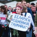 ФОТО: В Таллинне отметили День солидарности. Фасад МИДа окрасился в цвета флага Беларуси