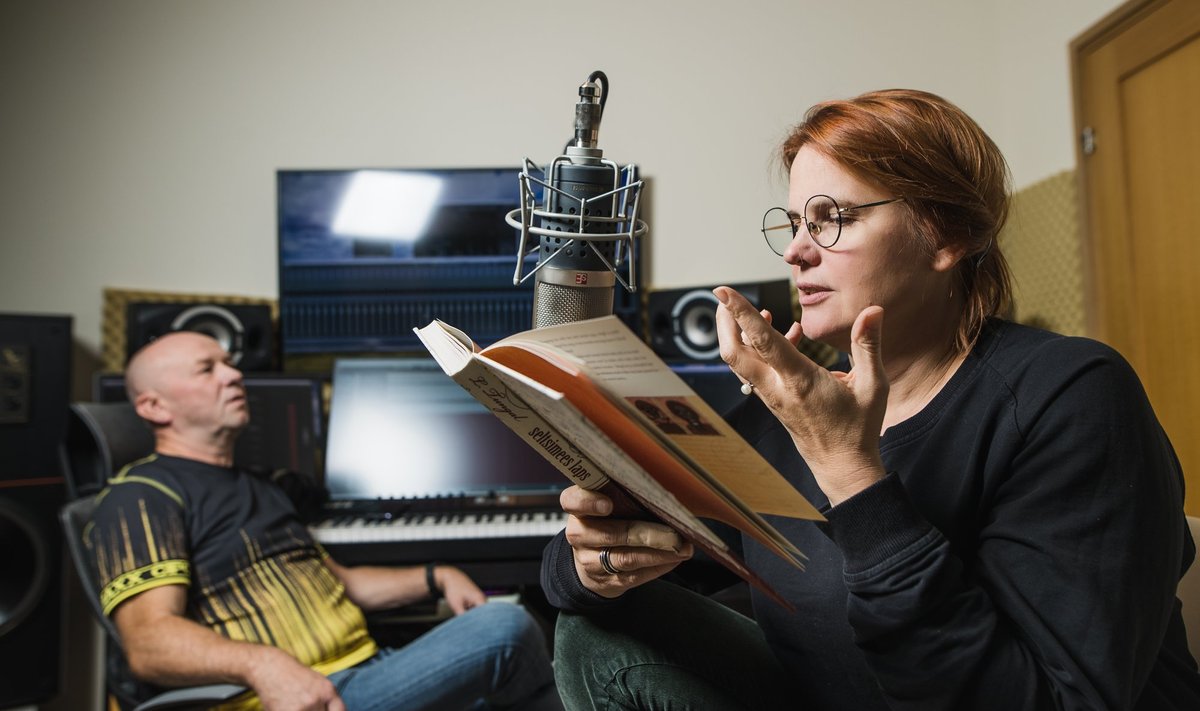 Harriet Toompere loeb ja Priit Pajusaar kuulab – nii tehaksegi Pajusaare stuudios audioraamatuid.