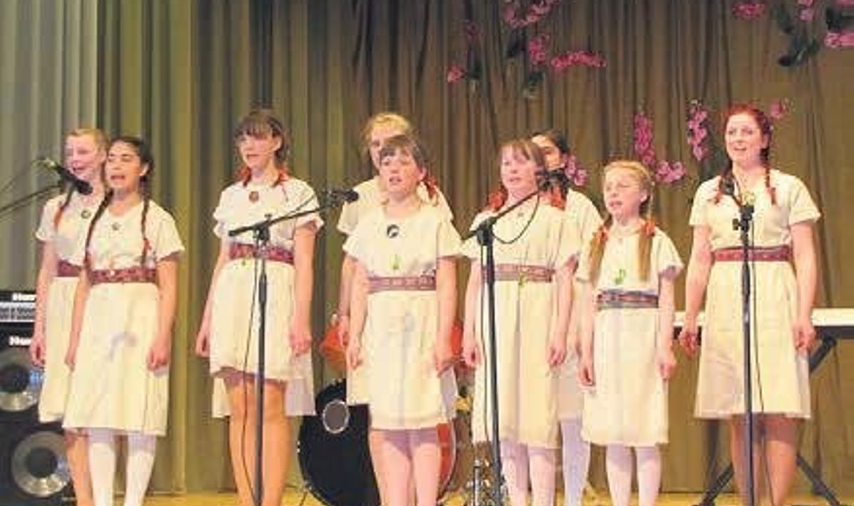 Kiltsi kooli „laululinnud“ Lehtse muusikapäeval. Rene Põllumaa foto