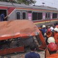 При столкновении автобуса и поезда в Джакарте погибли не менее 13 человек