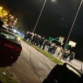 VIDEO | Ärev õhtu Põlvas. Sadakond Võru ja Põlva elanikku kogunesid linnatänavaile arveid klaarima, politsei reageeris suurte jõududega