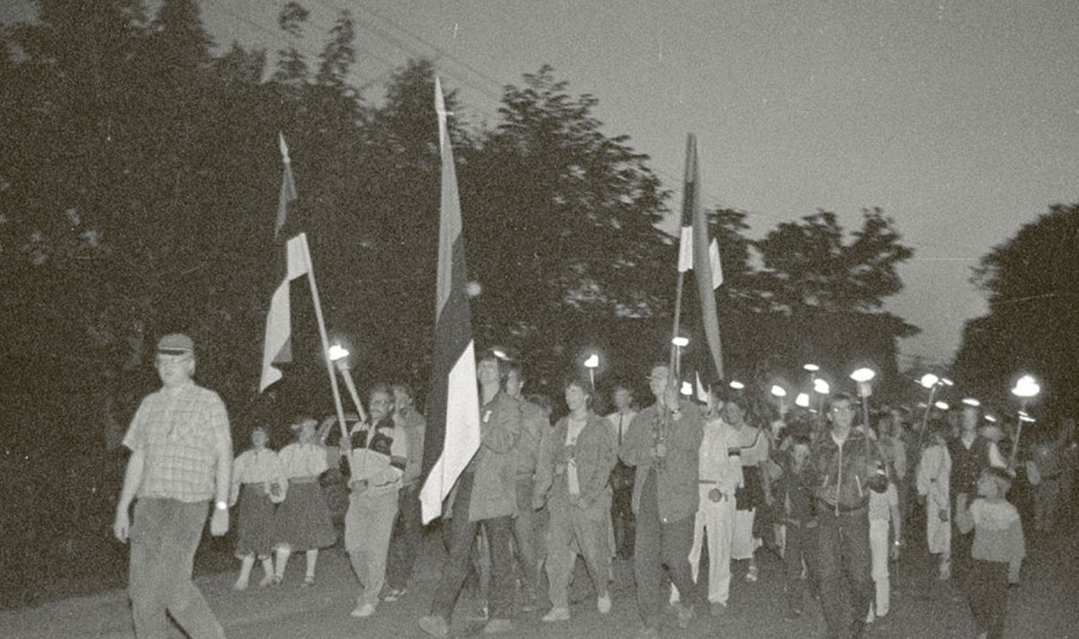 Kesköiseks  tõrvikurongkäiguks  kogunes ligi 300 inimest, kolonni ees kanti sinimustvalgeid lippe. Kõige ees sammus Mart Laar.
