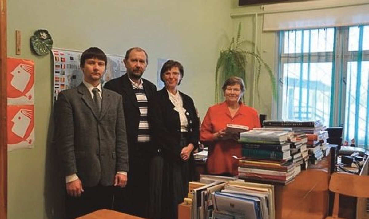 Valgjärve raamatukogu, pildil vallavanem Kaido Kõiv, Tõnu Loog, Kaja Loog ja raamatukogu juhataja Ilse Aigro
